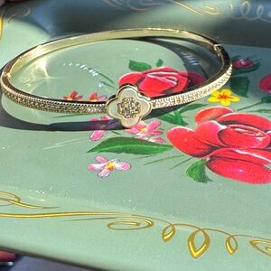 🛍️Elegant Gold-Tone Floral Bracelet🛍️